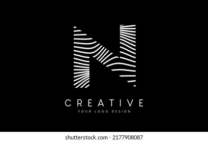 Diseño del logotipo de la letra N de las líneas de cebra con líneas en blanco y negro y vector de iconos creativos. Ilustración del logotipo de la carta de líneas de socorro.