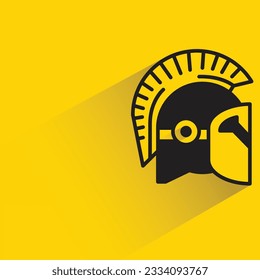 casco guerrero con sombra sobre fondo amarillo