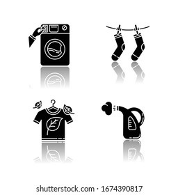 La ropa de lavado deja caer la sombra de los iconos glifos negros conjunto. Lavandería, lavandería de monedas y servicio de limpieza de vapor. Cuidado de tela, limpieza ecológica y secado al aire libre. Ilustraciones vectoriales aisladas en el espacio blanco