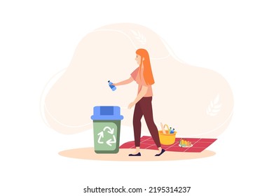 Concepto de reciclaje de residuos con la escena de la gente en el diseño de caricaturas planas. Una chica tira una botella de plástico después de un picnic en un contenedor especial para reciclarse. Ilustración vectorial.