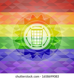 icono de la cesta de papel residual dentro del emblema sobre fondo de mosaico con los colores de la bandera LGBT