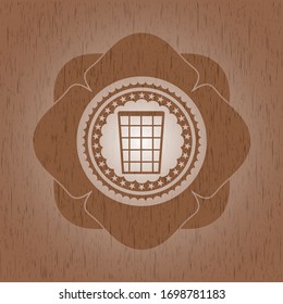 icono de la cesta de basura dentro del emblema de madera retro