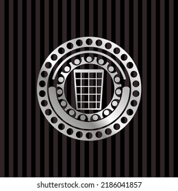 icono de la canasta de papel residual dentro del emblema de plata. 
