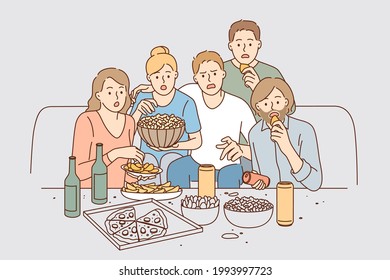 Ver películas juntos concepto de ocio. Grupo de jóvenes sorprendidos amigos personajes de dibujos animados sentados con pizza y aperitivos viendo la película juntos ilustración vectorial 