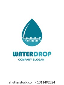 Wassertropfsymbol mit Wellen einzeln auf weißem Hintergrund