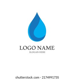 Logotipo de gota de agua, logo con el concepto de ilustración vectorial sobre fondo aislado blanco.