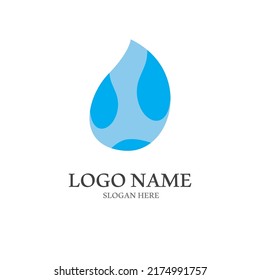 Logotipo de gota de agua, logo con el concepto de ilustración vectorial sobre fondo aislado blanco.