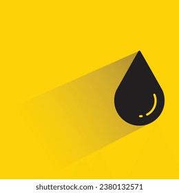 caída de agua con sombra sobre fondo amarillo