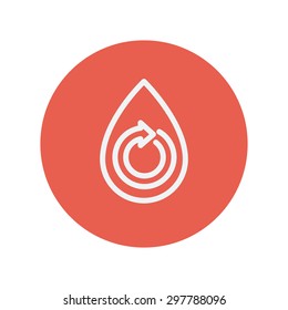 El agua cae con el icono de la línea delgada de flecha espiral para el diseño de la web y el diseño de la planicie minimalista móvil. Icono blanco vector dentro del círculo rojo.