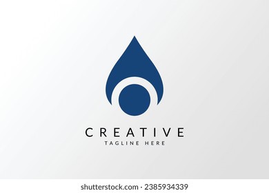 Logotipo de agua. El agua azul cae unida a la línea circular alrededor aislada en fondo azul. Usable para logotipos empresariales, científicos, sanitarios, médicos y naturales. Elemento de plantilla de diseño de logotipo de vectores planos.