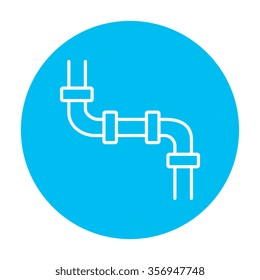Icono de línea de tubería de agua para web, móviles e infografías. Icono de blanco vector en el círculo azul claro aislado en fondo blanco.