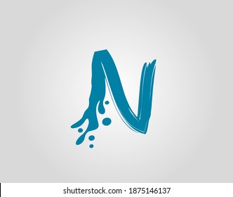 Icono de logotipo de la letra N inicial de la salpicadura de agua, icono del alfabeto de agua azul.