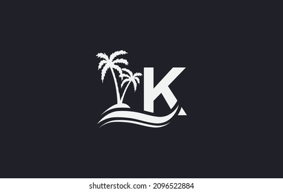 Diseño del logo de la ola de agua y el arte de los árboles de playa con alfabeto