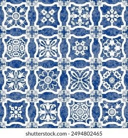 Patrón transparente de la acuarela de azulejos azules con adornos geométricos y florales blancos 