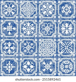 Patrón inconsútil de la acuarela de azulejos azules con adornos geométricos y florales blancos 