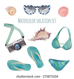 Aquarell Sommerferien Set. Handgezeichnete touristische Objekte: Sonnenbrillen, Fotokamera, Muscheln, Flip-Flop-Schuhe einzeln auf weißem Hintergrund. Cute-Retro-Elemente auf Vektorgrafik