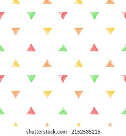 Aquarelldreiecke wiederholen nahtlos reguläre Muster. Kleine strukturierte, farbige dreieckige geometrische Formen mit Aquarellfarben. Geometrischer, roter, orangefarbener, gelber und grüner Vektorhintergrund, handgezeichnet.