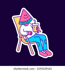 El personaje de la sandía se enfría y sostiene dibujos animados de bebidas, ilustración para camisetas, pegatinas o prendas de vestir. Con estilo pop moderno y retro.