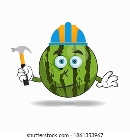 Der Watermelon Maskottcharakter wird zum Baumeister. Vektorgrafik