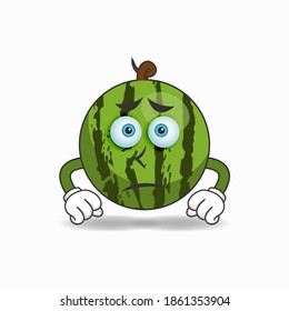 Caracter de mascota de sandía con expresión triste. ilustración vectorial