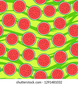 Melancia em pedaços redondos. Frutado de padrão uniforme. Ilustração vetorial no plano de fundo da textura listrada verde