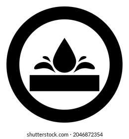 Superficie impermeable Resistente al agua Desplegar tela impermeable protección húmeda Icono de material hidrofóbico en círculo negro ilustración vectorial de color sólido estilo de contorno