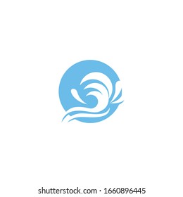 Iconos de ondas. Símbolos vectoriales de olas de agua azul oceánica o marina en forma de salpicaduras, olas de mar rugosas, rodillos de marea, rizos de espuma tormentosa, corrientes onduladas con balones de surf para distintivos o emblemas