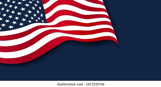 Bandera estadounidense ondeada de los Estados Unidos de América aislada sobre fondo azul marino.4 de julio.Día de la Conmemoración. Día de la Independencia. Día del trabajo. Día de los veteranos.