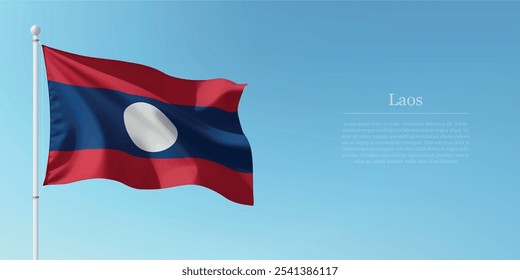 Ondeando la bandera de Laos en un poste con un fondo azul del cielo con copyspace
