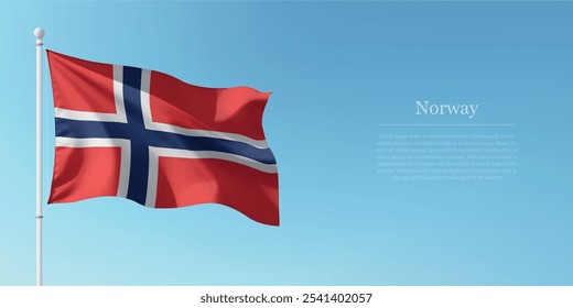 Ondeando la bandera de Noruega en un poste con un fondo azul del cielo con copyspace