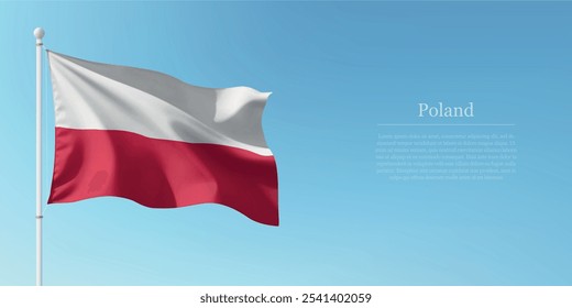 Bandeira da Polônia acenando em um poste com um fundo de céu azul com copyspace