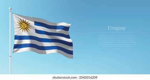 Ondeando la bandera de Uruguay en un poste con un fondo azul del cielo con copyspace