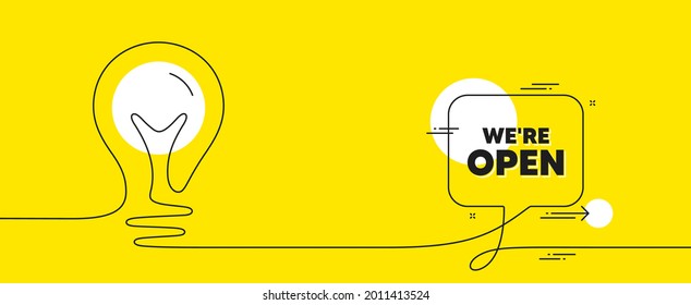 Somos texto abierto. Pancarta de burbuja de idea de línea continua. Promoción de nuevo signo de negocio. Símbolo publicitario de bienvenida. Abre la bombilla del mensaje de chat. Idea bombilla de luz amarillo fondo. Vector