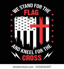 Wir stehen für die Fahne und knien für das Kreuz. USA Distressed Flag Cross Text Zitat Typografie USA American Flag T-Shirt Banner Poster Hintergrund Design Vektorillustration.