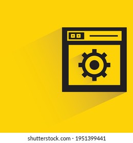 web y engranajes con sombra sobre fondo amarillo