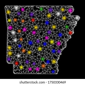 Web-Mesh-Vektorkarte des Arkansas-Zustands mit glatter Wirkung auf schwarzem Hintergrund. Abstrakte Linien, Lichtpunkte und Kreispunkte bilden eine Landkarte der Staatskonstellation von Arkansas.