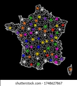 Mapa vectorial de malla web de Francia con efecto glare en un fondo negro. Líneas abstractas, puntos de luz y puntos esféricos forman un mapa de la constelación de Francia.