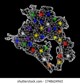 Mapa vectorial de malla web de Krasnodarskiy Kray con efecto de brillo sobre un fondo negro. Líneas abstractas, puntos claros y pequeños círculos forman un mapa de la constelación Kray de Krasnodarskiy.