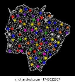 Mapa vectorial de malla web de Mato Grosso do Sul State con efecto de brillo sobre un fondo negro. Líneas abstractas, puntos de luz y puntos de círculo forman un mapa de la constelación del estado de Mato Grosso do Sul.