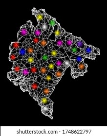 Mapa vectorial de malla web de Montenegro con efecto de brillo en un fondo negro. Líneas abstractas, puntos de luz y puntos de círculo forman un mapa de la constelación de Montenegro.