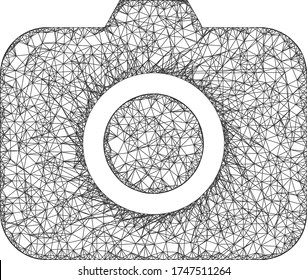 Web-Netzwerk-Fotokamera Vektorsymbol. Flacher 2D-Schlachtkörper, der aus Fotokamerapiktogramm hergestellt wurde. Abstrakte, polygonale Fotokamera mit Maschen aus Karkasse. Wire carcass 2D Netzwerk in Vektorformat, auf weißem Hintergrund.