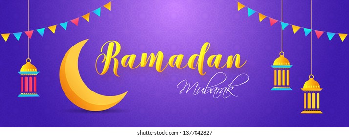 Website-Header oder Banner-Design mit Illustration von Halbmond und hängenden Laternen auf violettem arabischem Muster-Hintergrund für Ramadan Mubarak. 