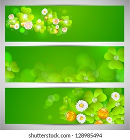 Cabecera del sitio web o banner ambientado para la celebración del Día de San Patricio con hojas de shamrock, flores y monedas de oro.