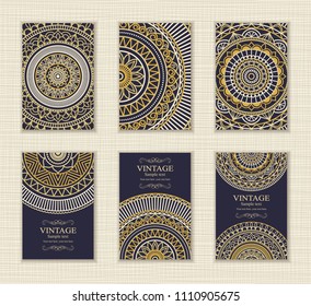 Tarjetas de invitación de boda de estilo oriental azul y oro. Patrón árabe. Ornamento de Mandala. Marco florido. Ilustración vectorial.