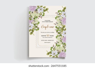 HOCHZEITSEINLADUNGSRAHMEN MIT BLUMENDEKORATIONEN UND FRISCHEN BLÄTTERN
