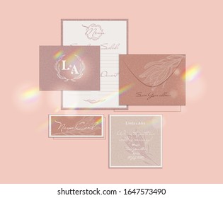 Hochzeitseinladung, Einladungsset. Minimalistischer Stil. Delikate Proteasenblumen, eine Linienzeichnung. Präsentation mit einem Regenbogen-Glühen.