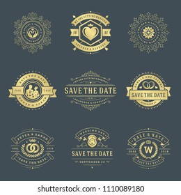 Etiquetas de unión y distintivos vectoriales y elementos de diseño establecidos. Títulos de tipografía vintage para guardar las tarjetas de invitaciones de fecha, adornos de decoración y símbolos.