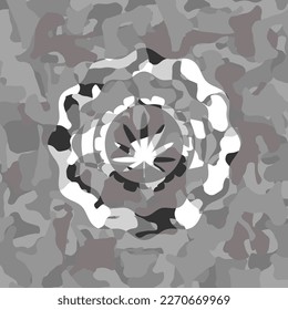 icono de la hoja de hierba sobre el patrón de camo gris. 