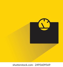 Icono de escala de peso con sombra sobre fondo amarillo