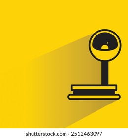 Icono de escala de peso con sombra sobre fondo amarillo